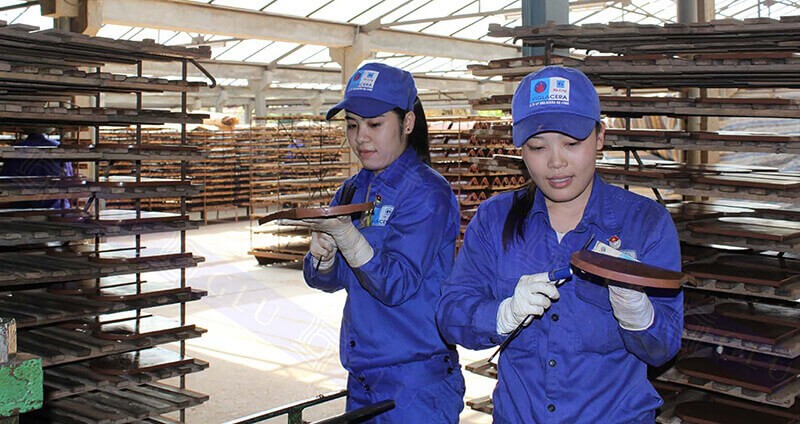 Áo đồng phục công nhân là trang bị không thể thiếu tại các xí nghiệp hiện nay.
