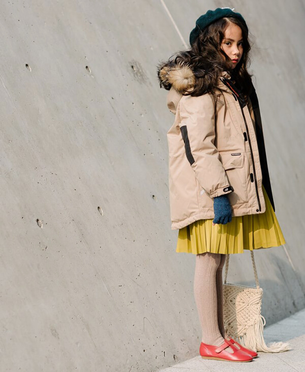 Áo khoác mùa đông + chân váy được coi là lựa chọn hàng đầu cho các bé gái
