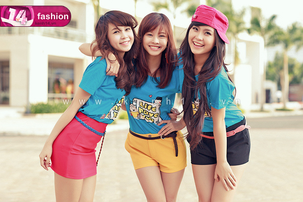 3 cô gái xinh đẹp đầy rạng rỡ bên cạnh những chiếc áo thun đồng phục đẹp