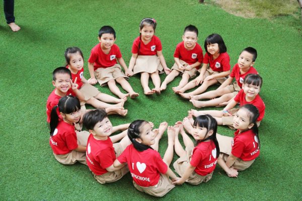 Đồng phục mầm non gam màu đỏ nổi bật mang đến sự năng động dành cho các bé.