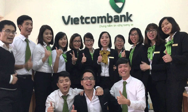Đồng phục nhân viên ngân hàng Vietcombank rất trẻ trung và chuyên nghiệp