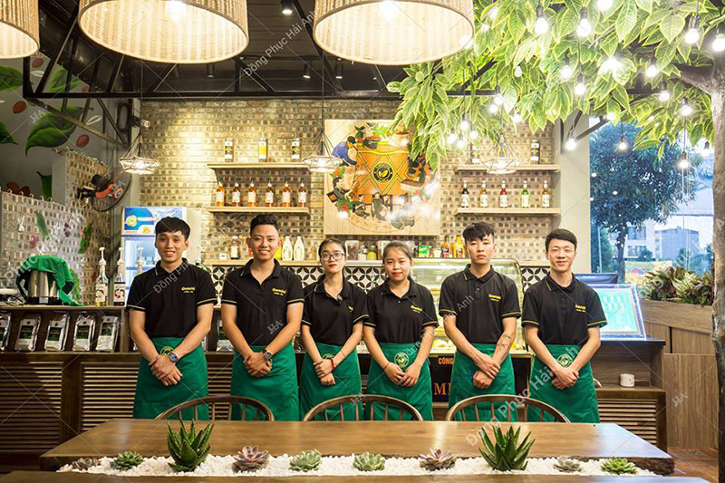 Mẫu áo đồng phục quán cafe trẻ trung, năng động là xu hướng may đồng phục trong thời gian gần đây trong lĩnh vực kinh doanh nhà hàng, khách sạn.