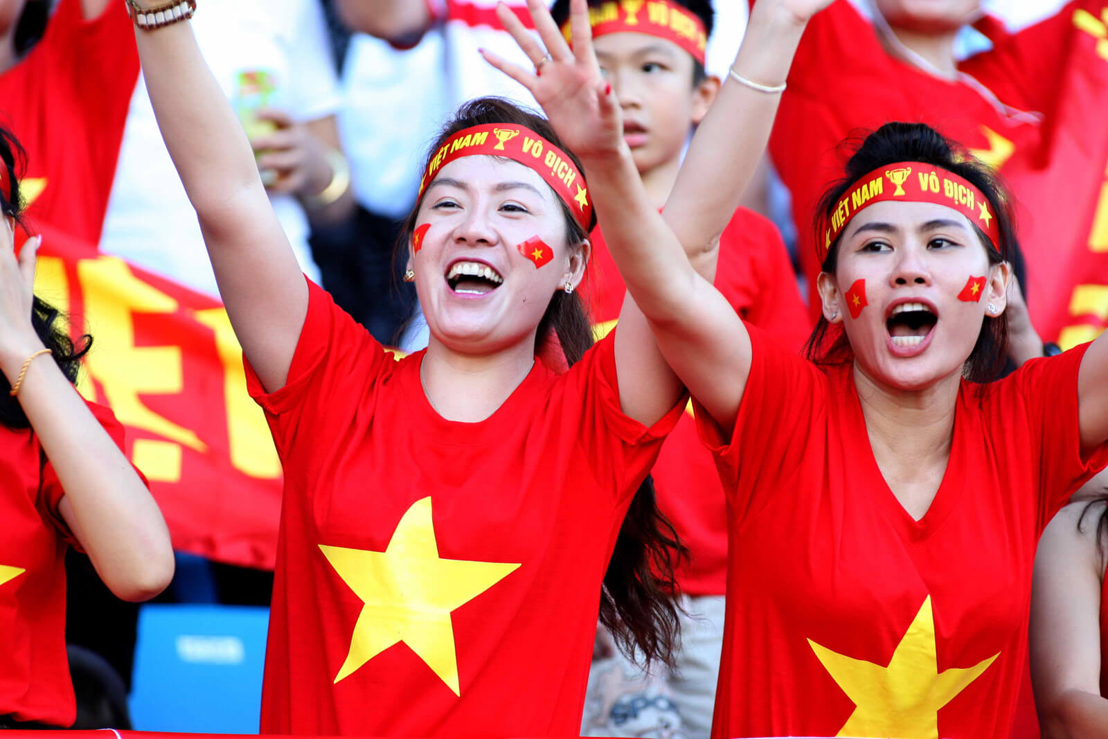 Áo cờ đỏ sao vàng truyền thống mang đại diện hình ảnh đẹp cho đất nước và con người Việt Nam.