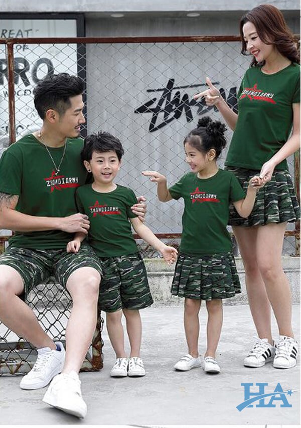 Thiết kế sử dụng trên áo cặp gia đình 4 người đa dạng về kiểu mẫu cho mọi người lựa chọn.