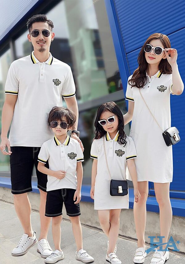Mẫu áo gia đình mùa hè cổ bẻ gam màu trắng trẻ trung, năng động thích hợp cho các gia đình trẻ.