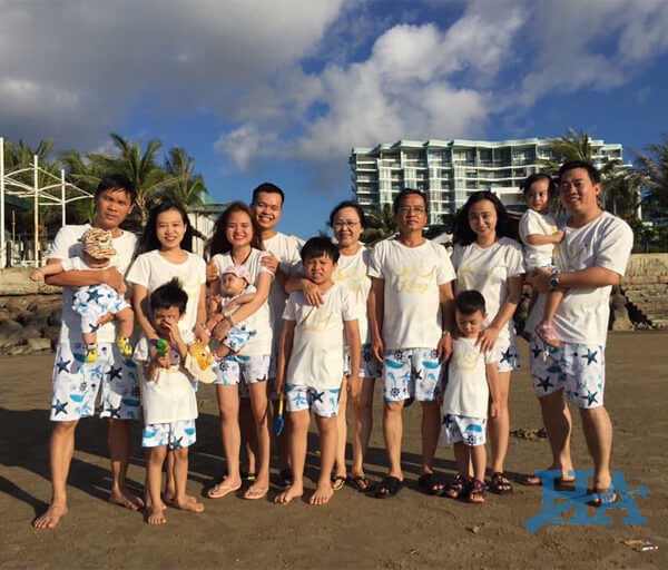 Các mẫu áo gia đình mùa hè đang ngày càng thu hút sự chú ý của nhiều gia đình Việt.