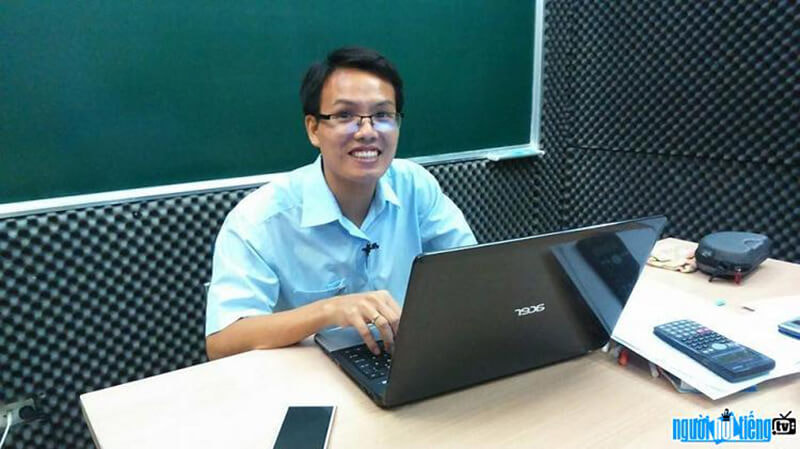 Giáo viên luyện thi Vật lí online Đặng Việt Hùng