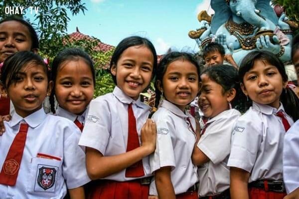 Áo sơ mi trắng kết hợp cùng váy đỏ của học sinh Indonesia