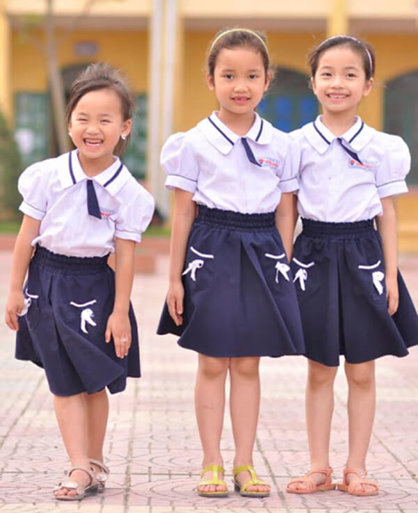 Đồng phục học sinh tiểu học nữ phổ biến với áo sơ mi và chân váy