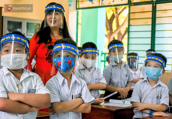Giáo viên và học sinh của một trường tiểu học tại Đà Nẵng cũng được trang bị nón chống giọt bắn cẩn thận. (Nguồn: Kenh14.vn).