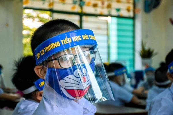 Học sinh Trường tiểu học Núi Thành (Đà Nẵng) đeo mũ chống giọt bắn