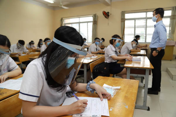 Học sinh trường THPT Trần Quang Khải (Q.11, TP.HCM) đeo nón chống giọt bắn trong ngày đi học lại sáng 4/5.