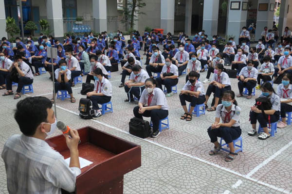 Thầy Lê Minh Hồng - Phó hiệu trưởng Trường THCS Chi Lăng (Q.4, TP.HCM) tuyên truyền vấn đề an toàn mùa dịch cho tất cả học sinh trong trường.