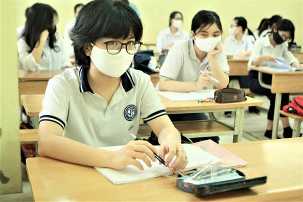 Học sinh đeo khẩu trang trong giờ học ở trường THPT Yên Hòa, Hà Nội 