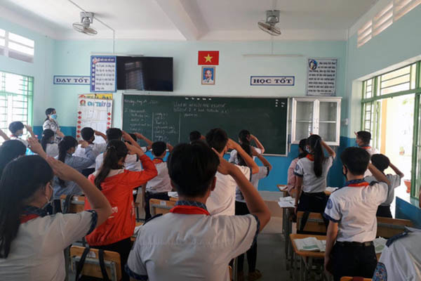 Học sinh THCS Nguyễn Đình Chiểu chào cờ đầu tuần trong lớp học