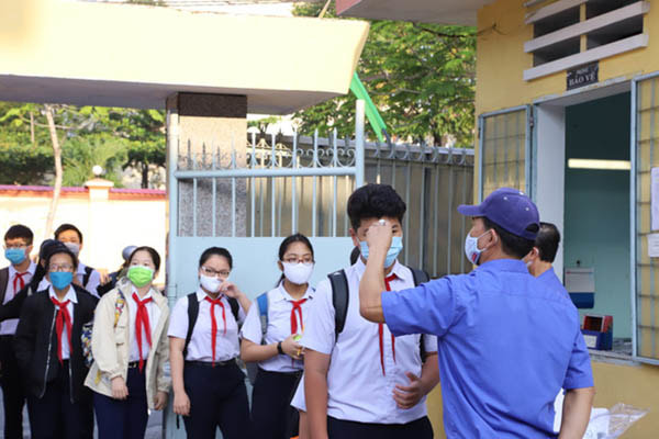 Học sinh trường THCS Tây Sơn, Đà Nẵng xếp hàng theo vạch để đo thân nhiệt