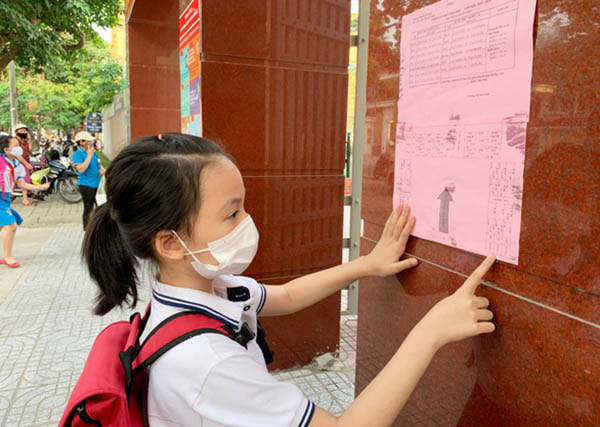 Học sinh Trường tiểu học Hồng Sơn (TP Vinh) đến trường sáng 4-5