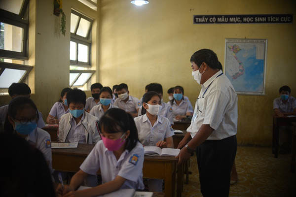 Thầy cô kiểm tra khoảng cách bàn ghế và vị trí ngồi giữa các học sinh trong lớp học tại Trường THCS Lương Văn Chánh (Phú Yên).