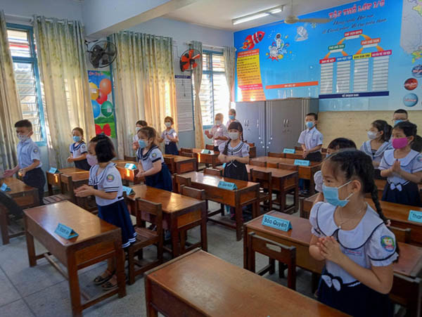 Sáng ngày 4/5, tại tỉnh Khánh Hòa, học sinh đi học trở lại sau dịch 