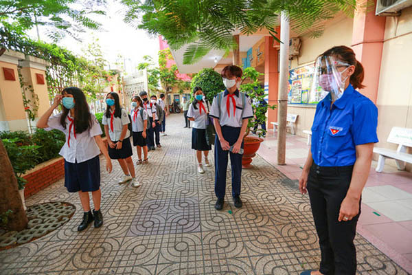Hiện tại, trường THCS Minh Đức có hơn 1.800 học sinh, trong đó, số lượng khối học sinh lớp 9 là 450 học sinh. Trong buổi đầu đến trường sau dịch, các em được thầy cô hướng dẫn xếp 2, giữ khoảng cách 2 mét tại sân trường, đo thân nhiệt và rửa tay sát khuẩn trước khi vào lớp.