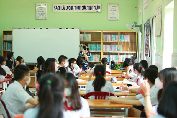 Trước khi vào buổi học, giáo viên tuyên truyền cho học sinh cách giữ khoảng cách an toàn và vệ sinh trường học.