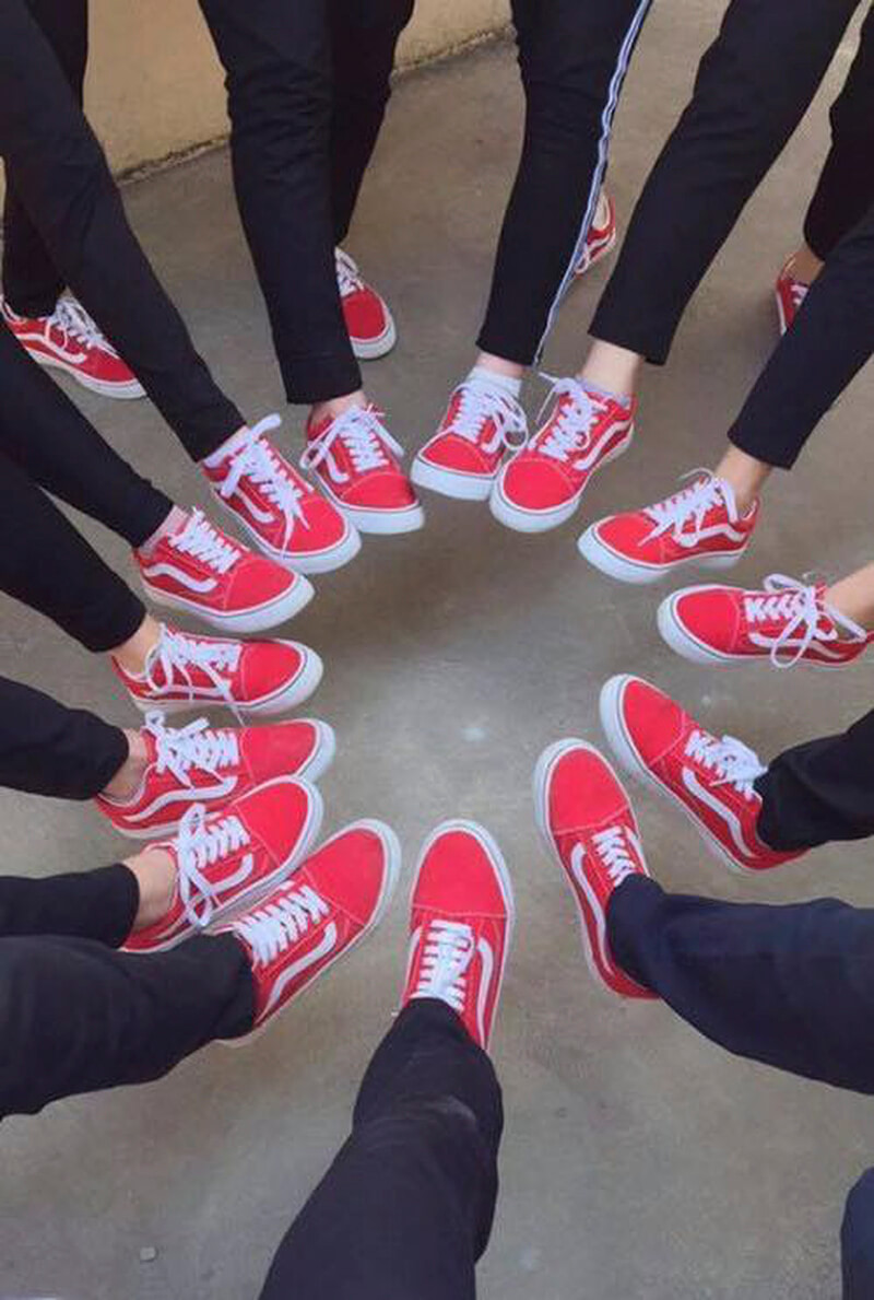 Mặc đồng phục học sinh đi giày converse đỏ nam nữ đang là trào lưu mới của giới trẻ hiện nay