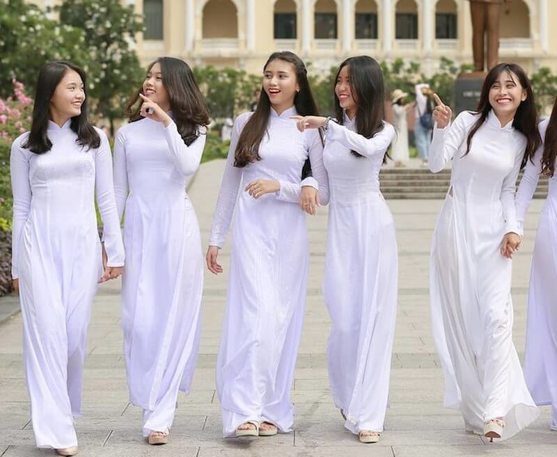 Tà áo dài trắng được nhiều trường cấp 3 lựa chọn là đồng phục học sinh nữ
