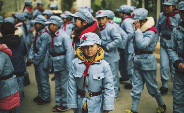 Mẫu thiết kế đồng phục học sinh giống bộ đồ của quân ngũ Trung Quốc. Trường tiểu học tỉnh Bắc Xuyên, Trung Quốc yêu cầu trẻ em phải mặc như chuẩn bị đi đánh trận hoặc diễn tập trong rừng rậm.