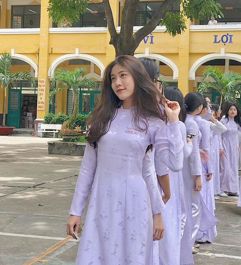 Tà áo dài tôn lên vẻ duyên dáng, dịu dàng của người con gái Việt Nam, được nhiều ngôi trường lựa chọn khi thiết kế đồng phục học sinh