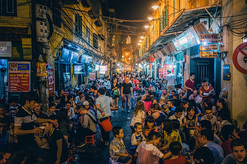 Phố cổ Hà Nội và chợ đêm – Một trong những địa điểm vui chơi ở Hà Nội về đêm
