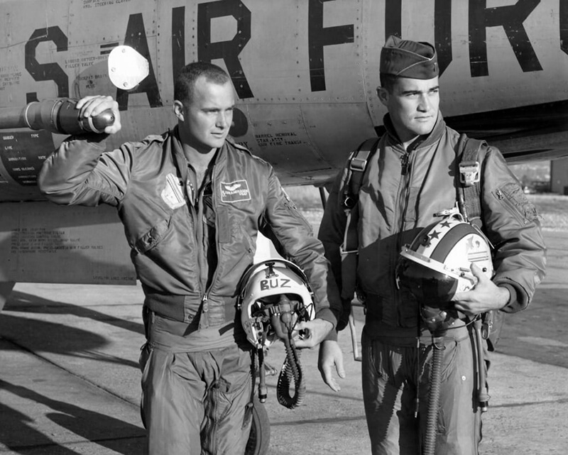 Áo khoác Bomber ra đời từ thế chiến thứ nhất, được các phi công mặc để giữ ấm cơ thể khi bay trên cao