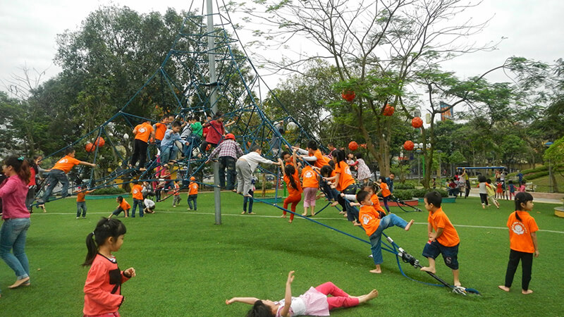 Công viên Nghĩa Đô là địa điểm được rất nhiều trẻ em thích thú ghé chơi