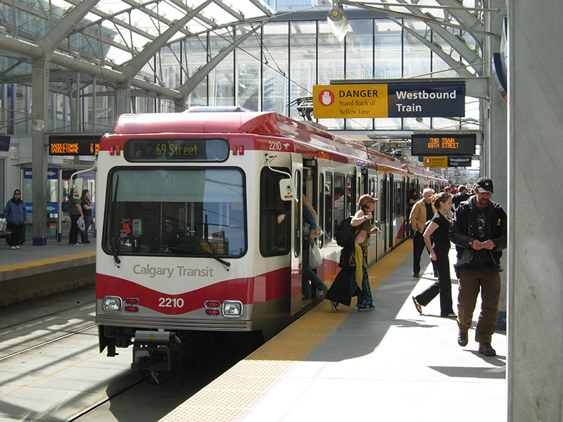 Phương tiện gia thông chủ yếu ở Canada là tàu lửa, xe buýt và tàu điện ngầm