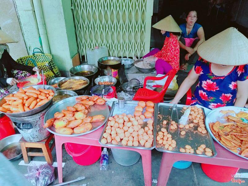 Hẻm 200 Xóm Chiếu - Khu ẩm thực đường phố bình dân tại Sài Gòn
