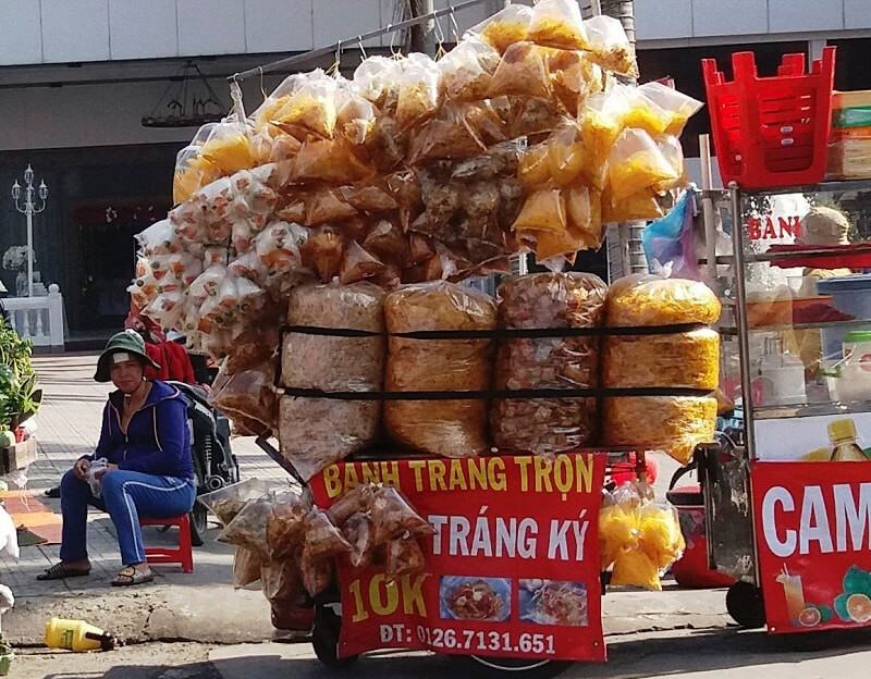 Nguyễn Thượng Hiền là khu phố bánh tráng trộn nổi tiếng ở Sài Gòn