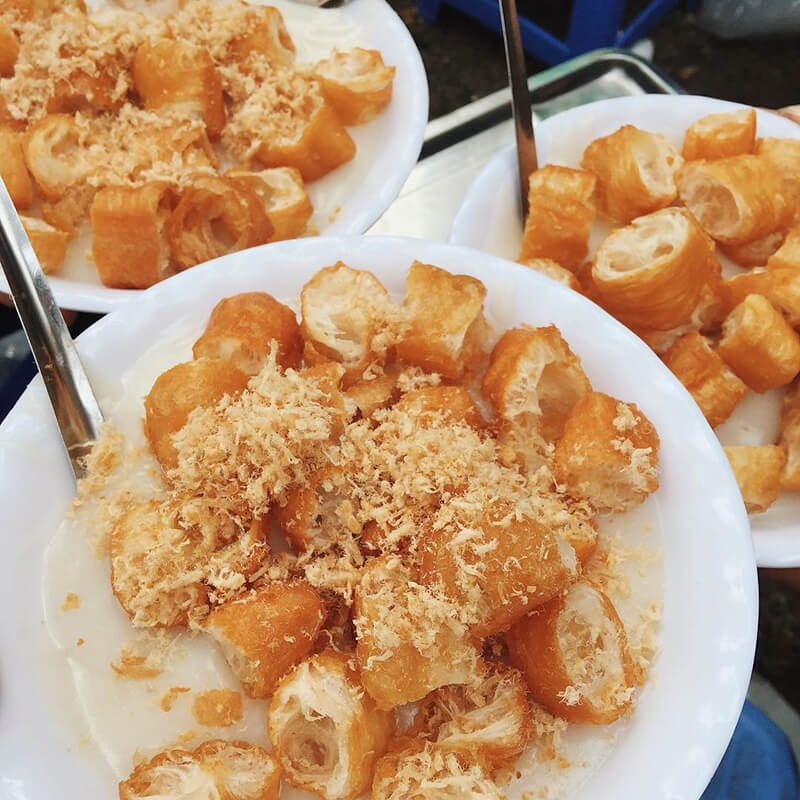 Khu ẩm thực Chợ Đồng Xuân với nhiều món ăn đa dạng từ tráng miệng cho đến món ăn chính.