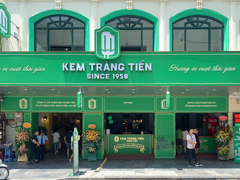 Kem Tràng Tiền là một trong những “đặc sản” nổi tiếng nằm trong khu ẩm thực phố đi bộ Hà Nội.