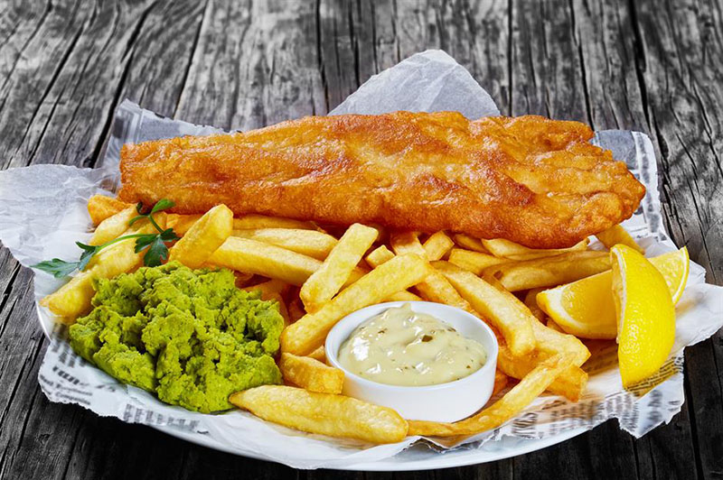 Fish and chips là món ăn xuất hiện trong hầu hết các nhà hàng ở Anh 