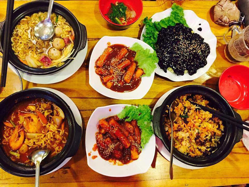 Bớp Bư Bự nổi tiếng là với các món ăn vặt Hàn Quốc