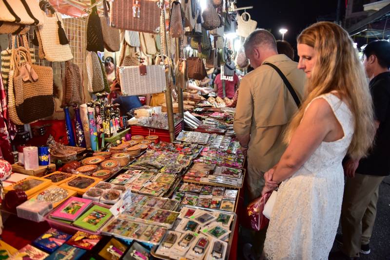 Chợ đêm phố cổ Hà Nội thu hút lượng lớn du khách nước ngoài khi đặt chân với Hà Thành