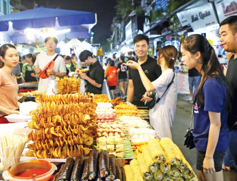 Những gian hàng ẩm thực thu hút tại phiên chợ đặc biệt buổi đêm