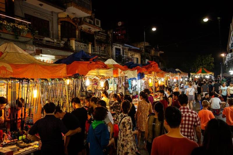 Gần 4000 gian hàng lung linh tại chợ đêm phố cổ