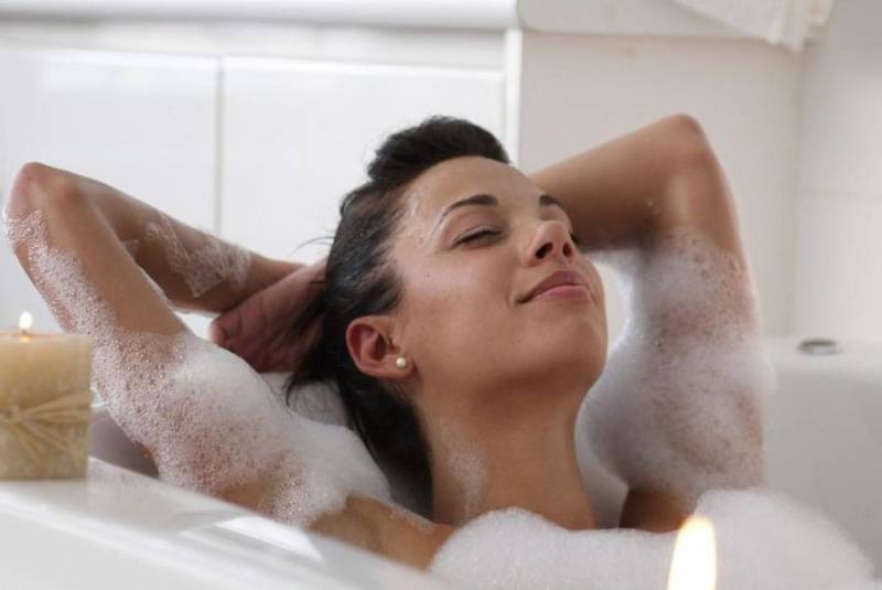 Nếu cơ thể bạn cảm thấy mệt mỏi hay mơ màng thì hãy dành ra vài phút đi tắm để đầu óc được nghỉ ngơi, thư giãn