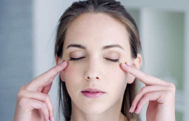 Nhắm mắt trong khoảng 1 - 2 mắt giúp đảm bảo mắt được nghỉ ngơi điều độ, tránh mệt mỏi