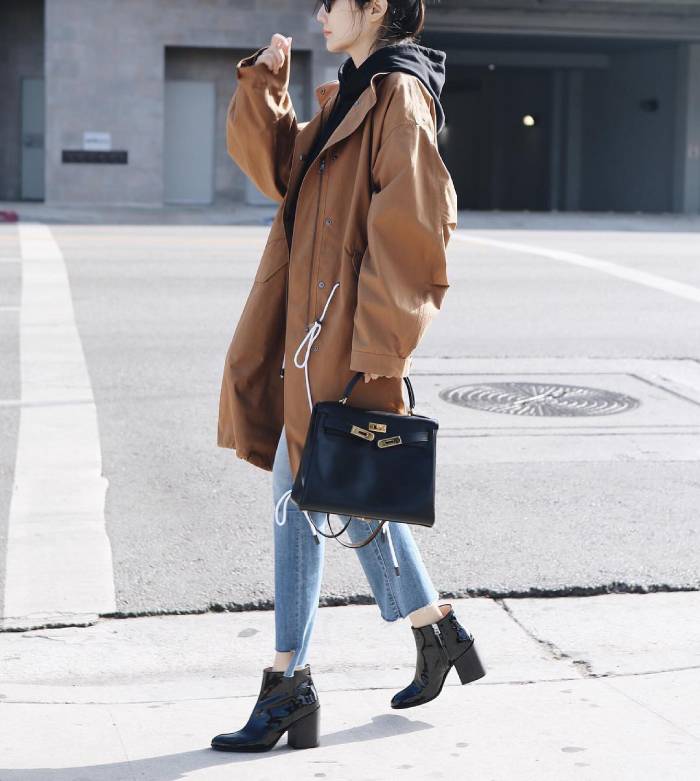 Áo phao ấm áp kết hợp cùng quần jeans và boots thời trang