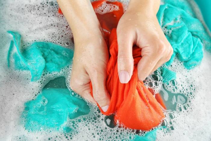 Cách giặt áo thun có hình in bằng tay với bột giặt thông thường