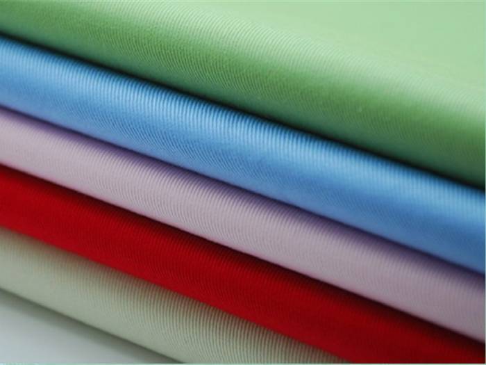 Chất liệu vải may ảnh hưởng tới bảng giá áo lớp