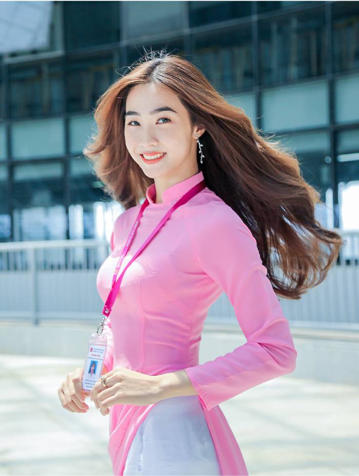 Mẫu áo dài dành cho sinh viên trường Văn Lang màu hồng ngọt ngào