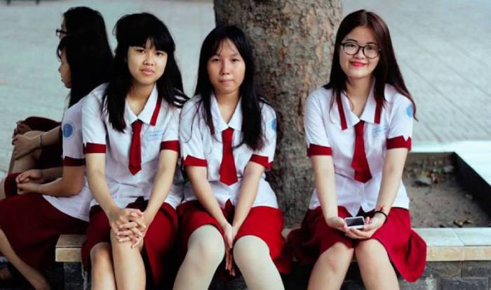 Mẫu đồng phục nữ sinh trường Á Châu với chân váy đỏ nổi bật