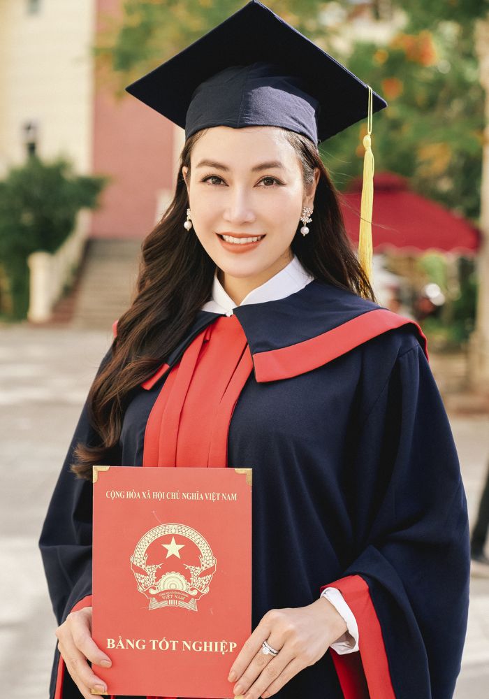 Áo cử nhân tốt nghiệp trường đại học Hàng Hải 